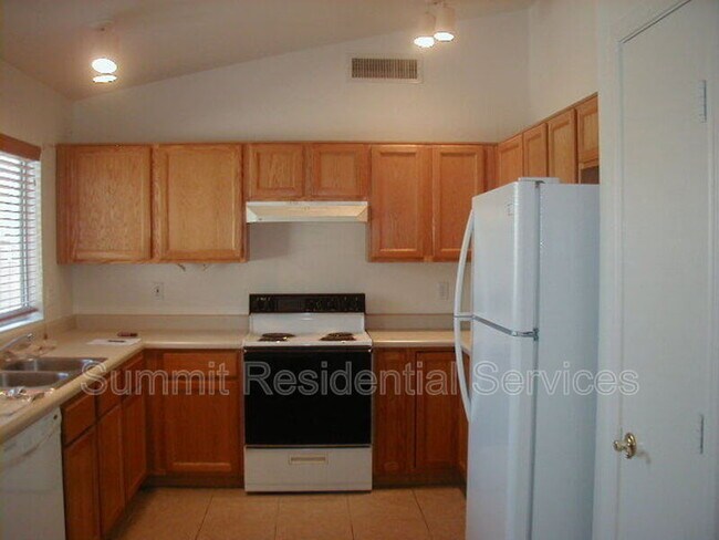 Building Photo - 2590 W Camino Del Grijalva
