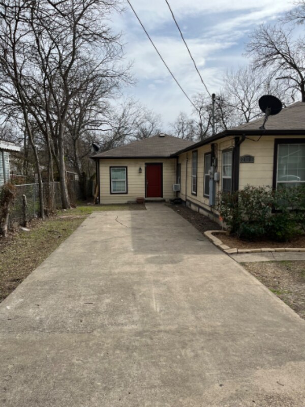 Building Photo - 2138 Custer Dr