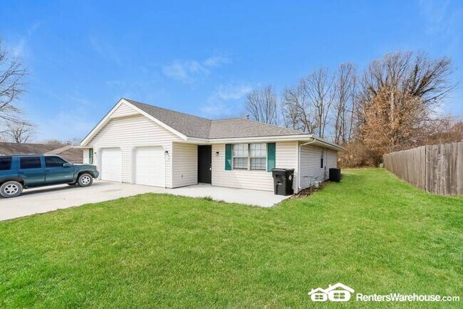Building Photo - 2 Bed 1 Bath Side by Side Duplex For Rent!...
