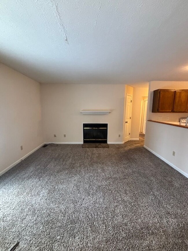 Building Photo - 250 Lovers Ln