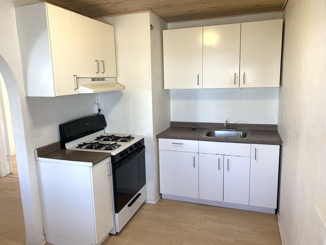 Building Photo - Charming 1 bed 1 bath close to CNM Campus!