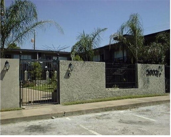 Exterior - 2002 Richmond Ave
