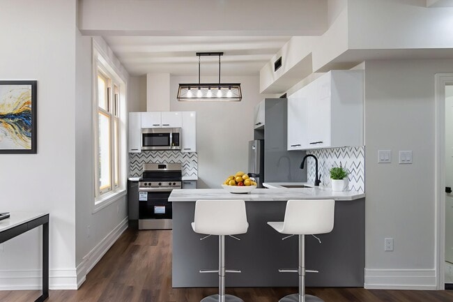 Building Photo - 52 Charlton Ave W