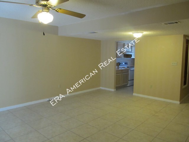 Building Photo - 2 bedroom townhome with fenced back yard!