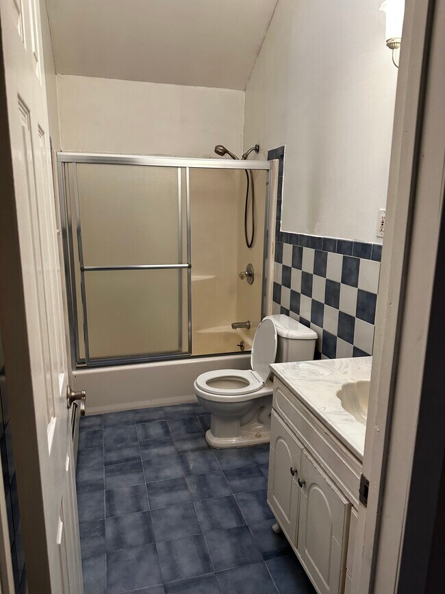 Building Photo - 18 Academy Ln