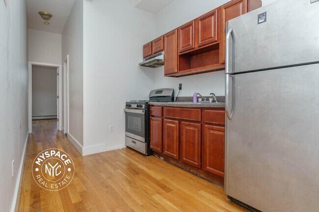 Foto del edificio - 828 Halsey St