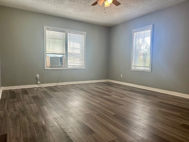 Building Photo - Cozy 2/1 with a carport!