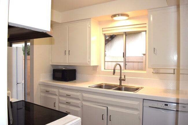 Building Photo - Sea Cliff Apartments
