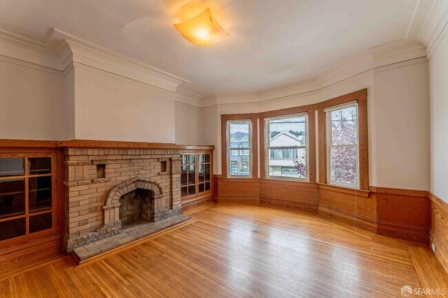 Building Photo - 154 Ney St
