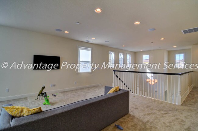 Foto del edificio - Almost New 4 Bed, 3.5 Bath 3,000 sq ft House