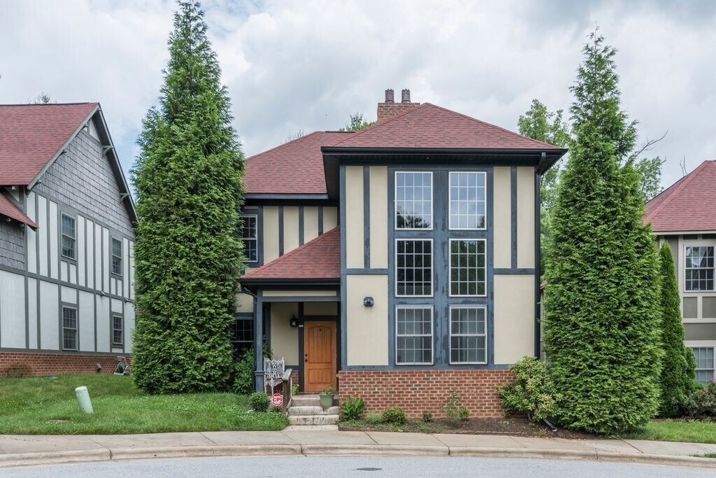 Foto principal - LOCATION! Beautiful East Asheville Home in...