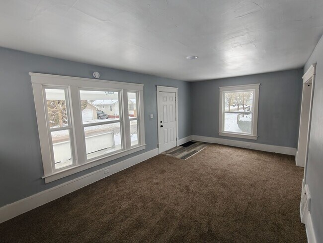 Foto del edificio - Newly Rehabbed 6-Bedroom, 3-Story Home with Off-Street Parking