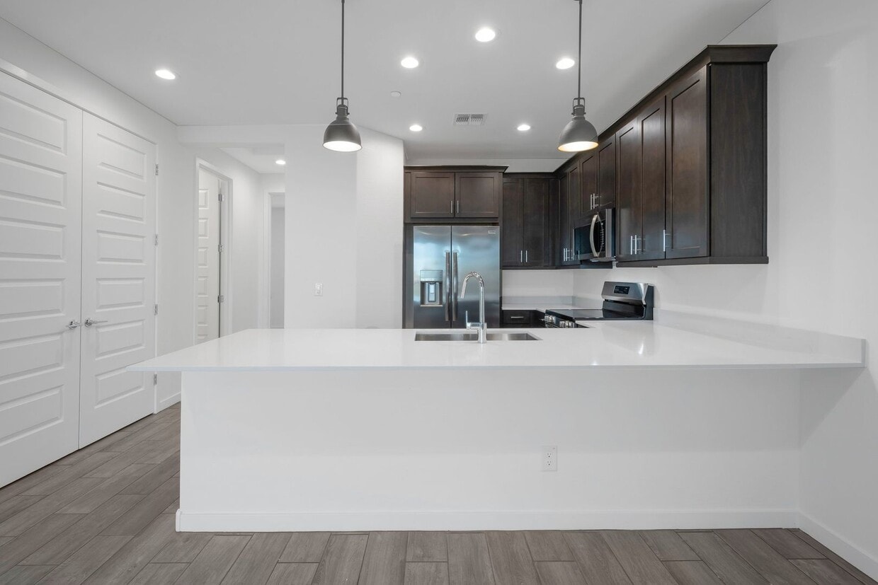 Primary Photo - Like New Luxurious Modern 3 Bedroom 2 Bath...