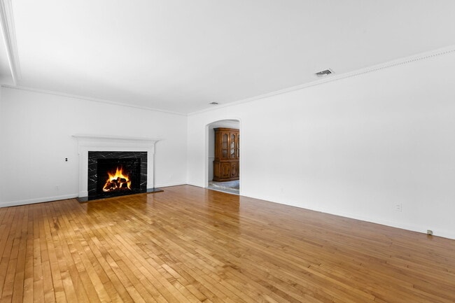 Building Photo - 115 Stonehedge Dr N