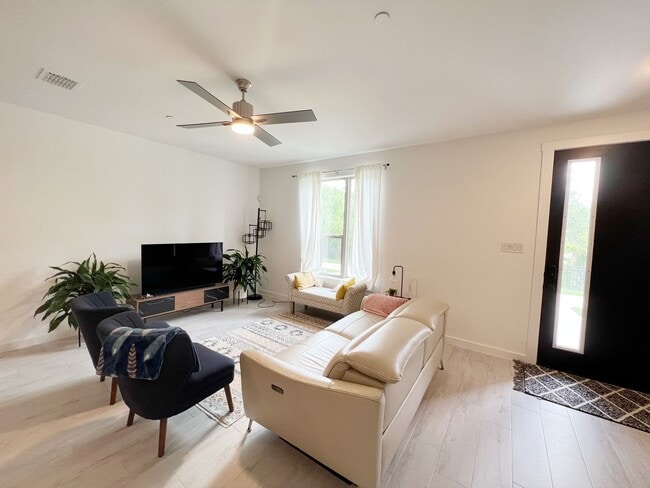 Foto del edificio - VIEW NOW - COMING SOON -Modern 3-Bedroom Townhome with Open Layout, Trails & Plano ISD 600 Collie...