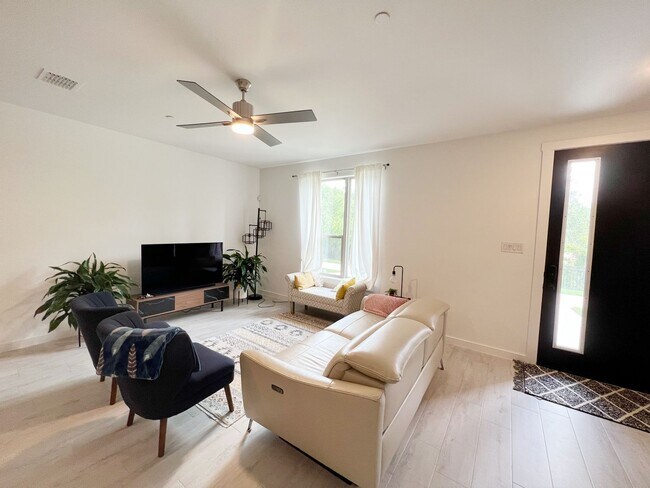 Building Photo - VIEW NOW - COMING SOON -Stunning 3-Bedroom Townhome Overlooking Greenbelt in Plano ISD 600 Collie...