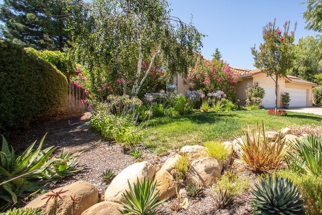 Building Photo - Gorgeous single story 3 bedroom home