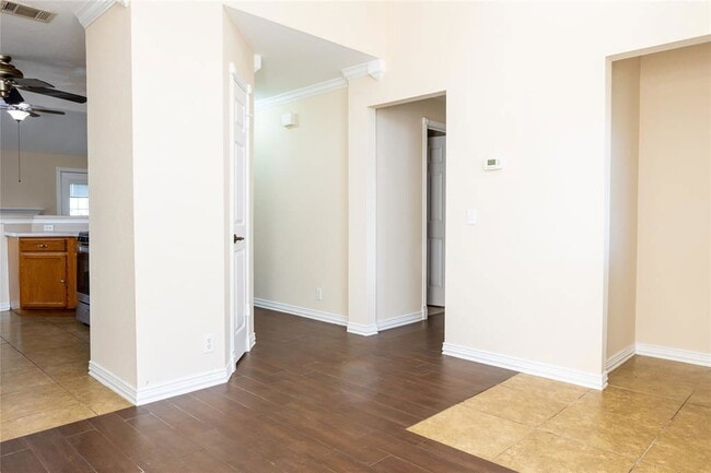 Building Photo - 13921 Greinert Dr