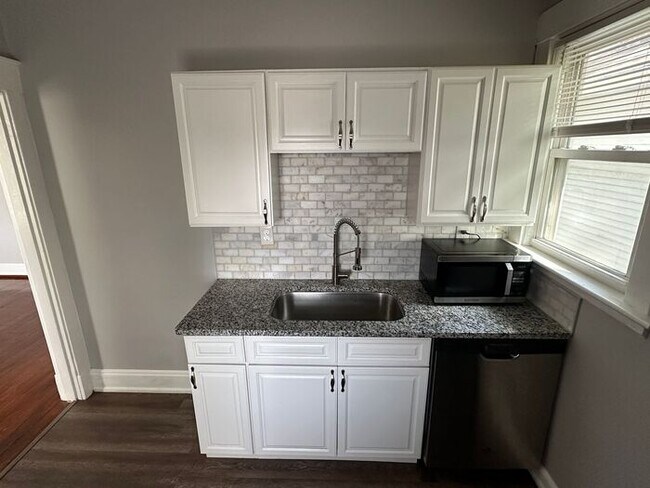 Building Photo - Oakley Location, beautifully clean!