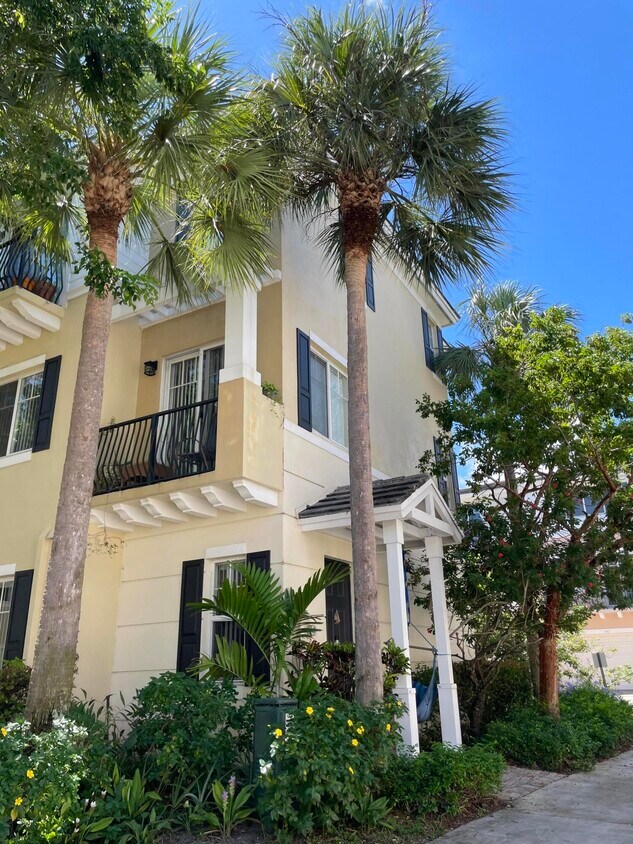 Foto principal - 552 NW 39th Cir