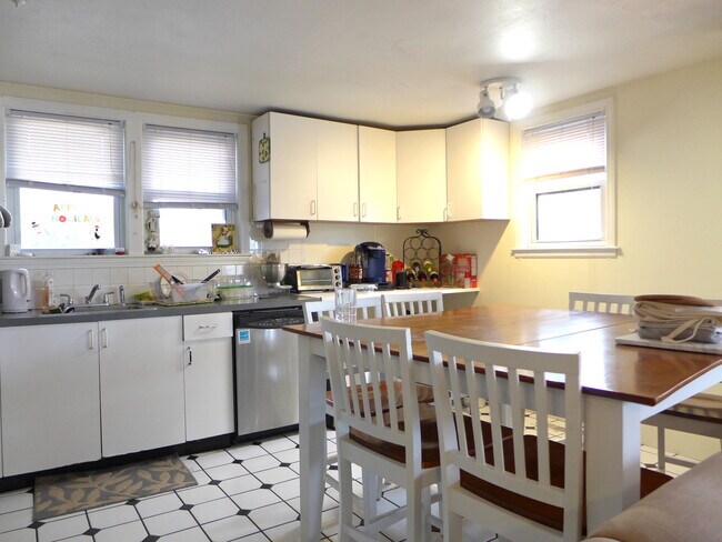 Building Photo - 14 Beechcroft St