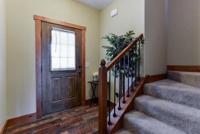 Building Photo - Beautiful 3 Bedroom 2.5 bathroom with gara...