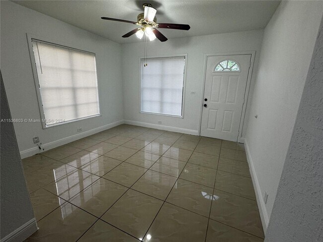 Foto del edificio - 1060 NW 116th St