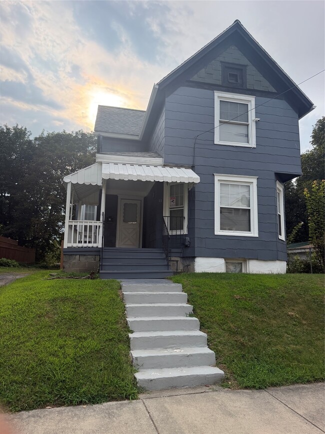 Building Photo - 72 St Charles St