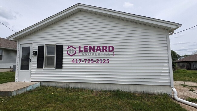 Building Photo - 2 Bedroom, 1 Bathroom Home!