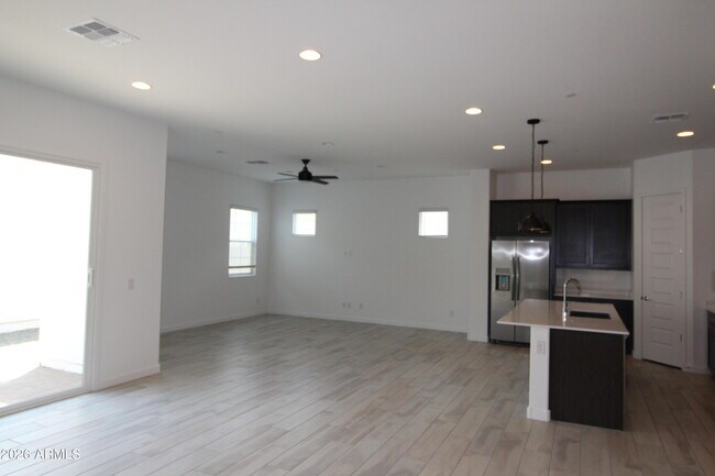 Foto del edificio - 3831 E Rainbow Dr