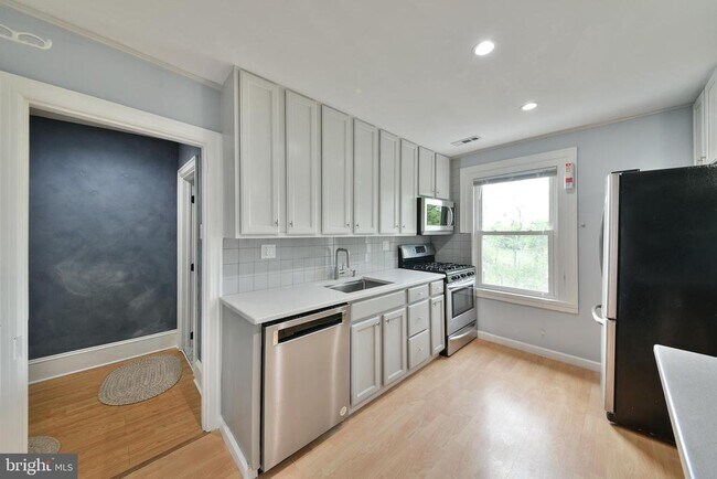 Building Photo - 9 W Wissahickon Ave