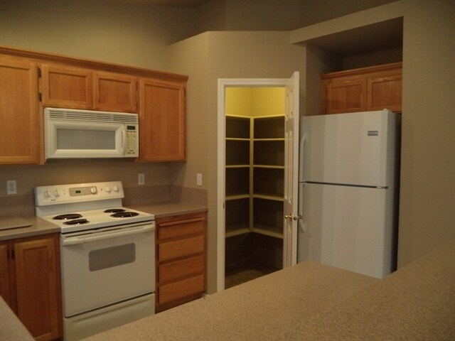 Building Photo - 611 Hampton Cir
