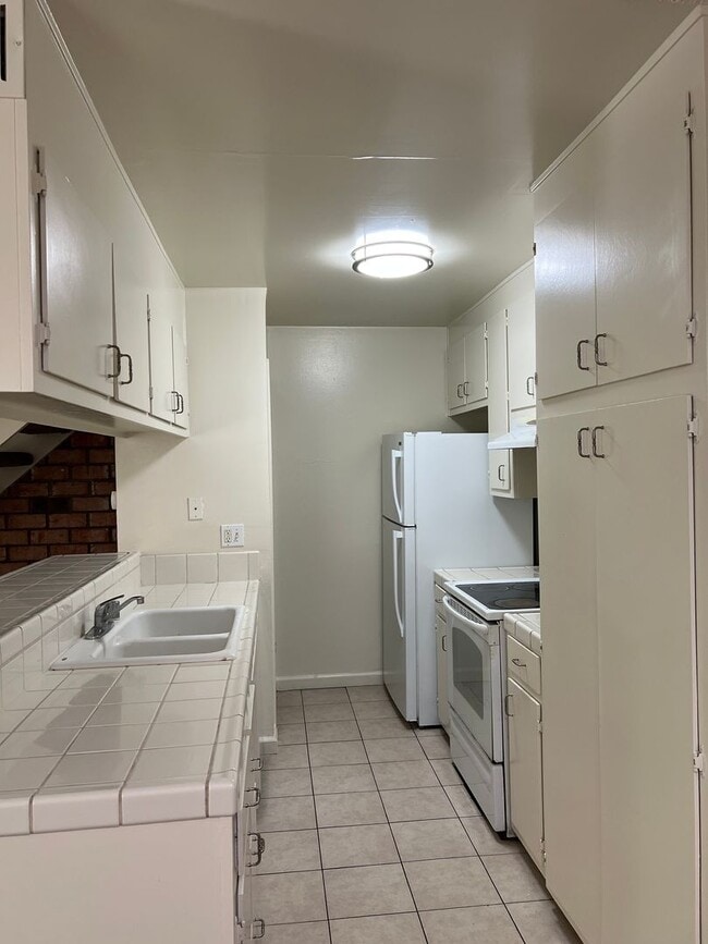 Building Photo - UPDATED 2 BEDROOM CONDO!!