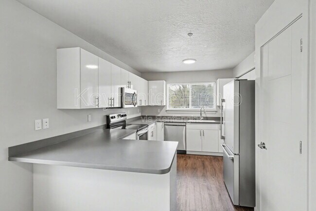 Foto del edificio - 64 W 600 S