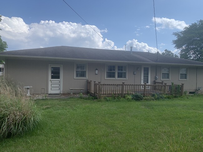 Building Photo - 2829 Hillside Dr