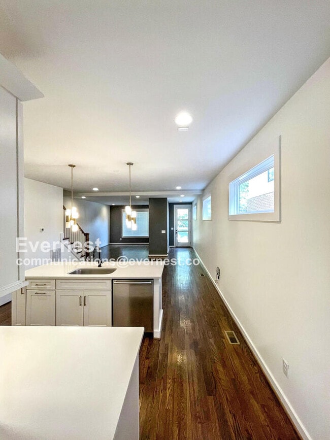 Foto del edificio - 549 Moore Ave