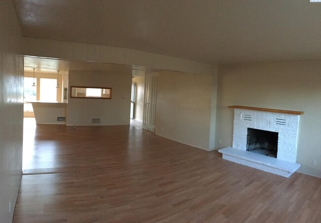 Building Photo - Spacious C Duplex for Rent