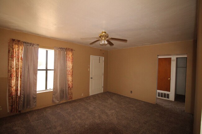 Building Photo - MINUTES FROM FORT BLISS!!