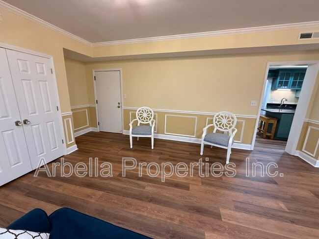 Building Photo - 701 W Locust St