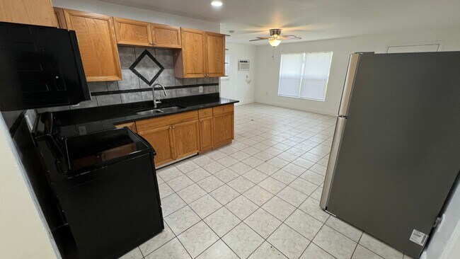 Building Photo - Lovely 2 Bedroom, 1 Bathroom Home in Titus...