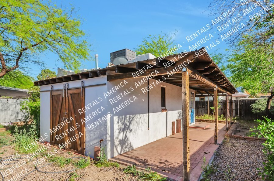 Primary Photo - 121 W Birdman Dr
