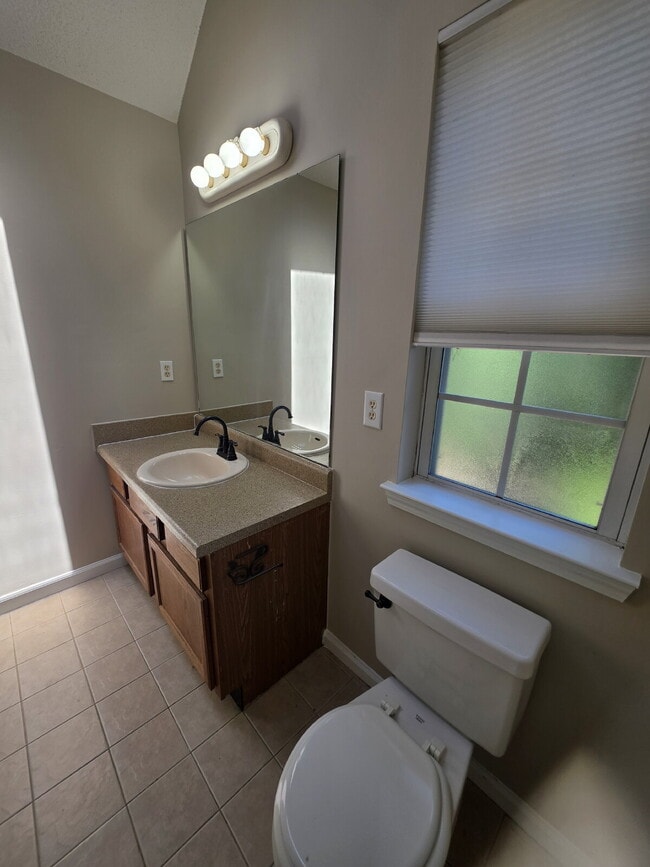 Building Photo - Cute 2 story in great area of Peachtree City!