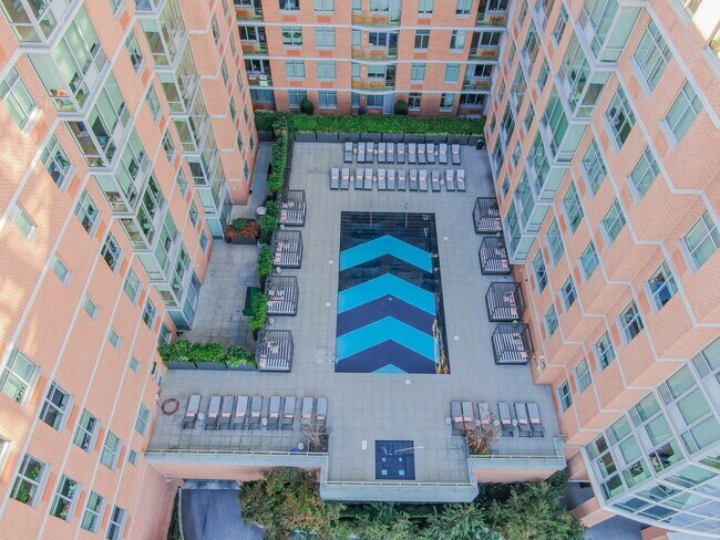 Foto del edificio - 7606 River Rd