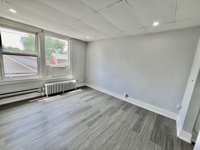 Building Photo - 1495 Gladstone Ave