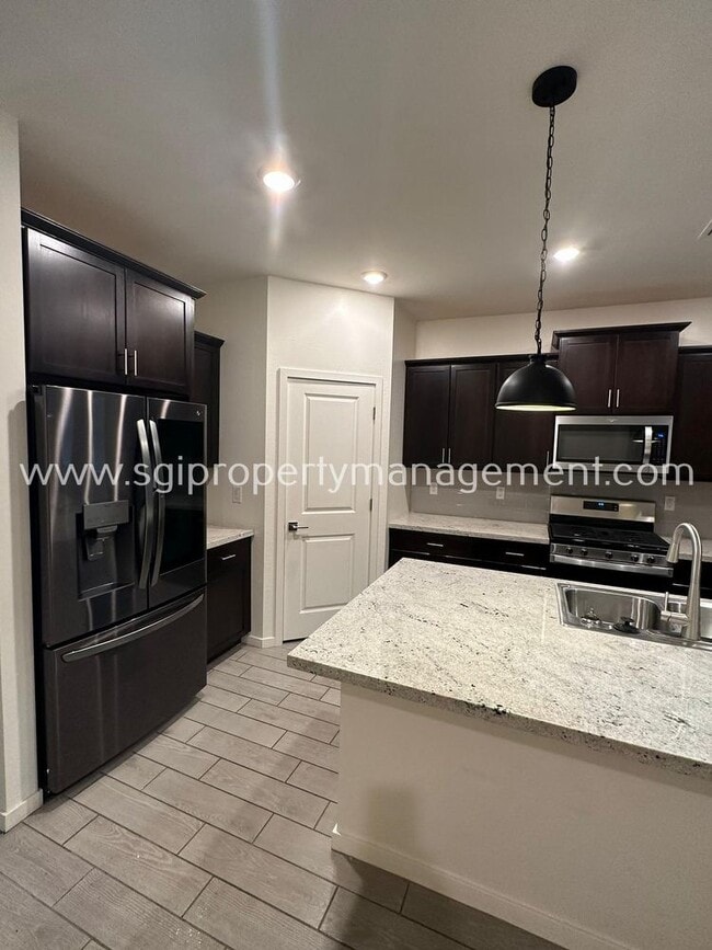 Building Photo - NEARLY NEW GLENDALE 5 BR HOME CLOSE TO LUK...