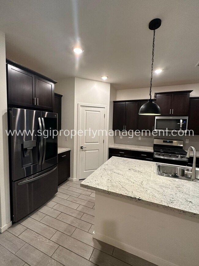 Foto del edificio - NEARLY NEW GLENDALE 5 BR HOME CLOSE TO LUK...