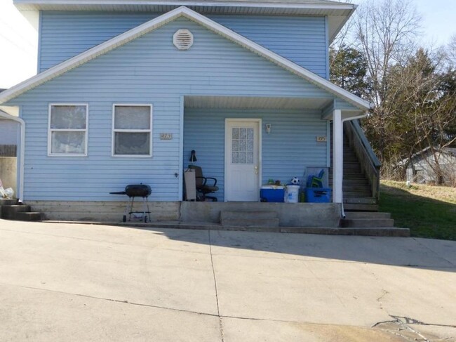 Building Photo - Upper Level 3 Bedroom 2 Bath Duplex in Hol...