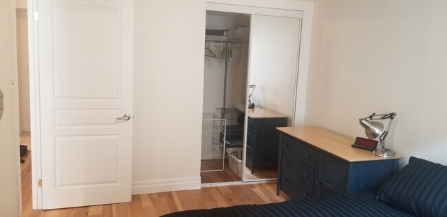 Photo du bâtiment - 323-323 Richmond St E