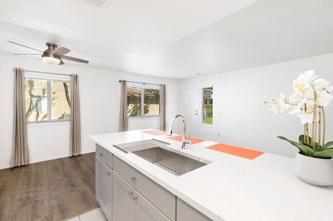 Foto del edificio - AVAILABLE NOW! RECENTLY UPDATED! 2 Bedroom...