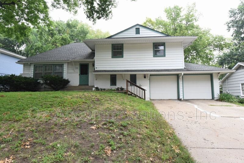 Primary Photo - 9401 Outlook Dr